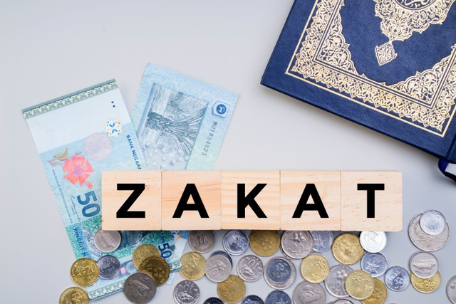 Ilustrasi zakat penghasilan. Foto: Shutterstock