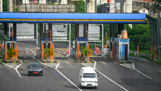 Sejumlah kendaraan roda empat melintas di Pintu Tol Ramp Taman Mini 2 di Jakarta, Selasa (1/11). Foto: Iqbal Firdaus/kumparan