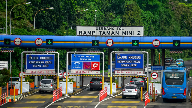 Sejumlah kendaraan roda empat melintas di Pintu Tol Ramp Taman Mini 2 di Jakarta, Selasa (1/11). Foto: Iqbal Firdaus/kumparan