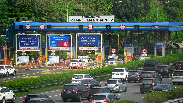 Sejumlah kendaraan roda empat melintas di Pintu Tol Ramp Taman Mini 2 di Jakarta, Selasa (1/11). Foto: Iqbal Firdaus/kumparan