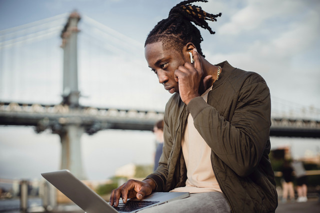 Ilustrasi cara menggunakan headset bluetooth i7s TWS. Foto: Pexels.com