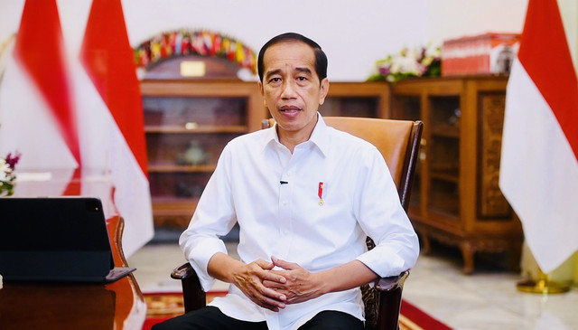 Presiden Joko Widodo memberikan pernyataan soal vaksinasi dosis ketiga di Istana Merdeka, Jakarta, Selasa (11/1/2022). Foto: Biro Pers Sekretariat Presiden