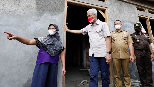 Ganjar saat meninjau salah satu rumah warga di Desa Seliling, Alian, Kabupaten Kebumen. Foto: Pemprov Jateng