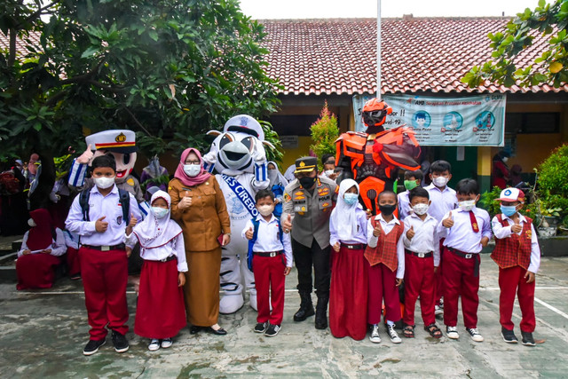 Sejumlah murid sekolah dasar mengikuti vaksinasi COVID-19 yang dilaksanakan Polresta Cirebon. FOTO: Anatasya/CIREMAITODAY