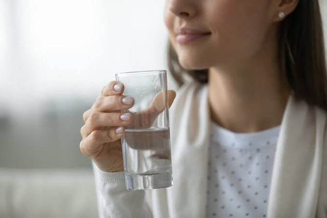 Manusia perlu meminum air setiap hari untuk menjaga kesehatan sehingga kondisi tubuh manusia tetap terhidrasi dengan baik. Foto: Unsplash.com