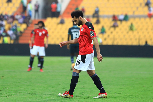 Pemain Mesir Mohamed Salah tertunduk saat melawan Nigeria pada pertandingan Grup C Piala Afrika di Stadion Roumde Adjia, Garoua, Kamerun.
 Foto: Daniel BELOUMOU OLOMO / AFP