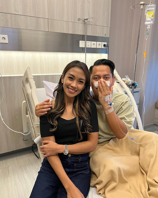 Melanie Putria dan calon suaminya, Aldico Sapardan. Foto: Instagram/@aldicosapardan