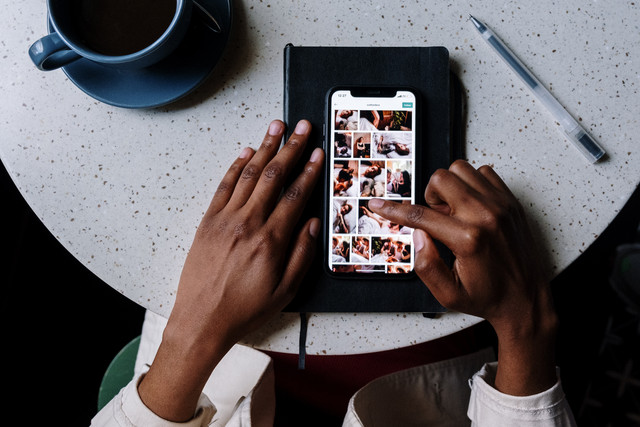 Ilustrasi seseorang sedang memilih filter Instagram. Foto: Pexels.com