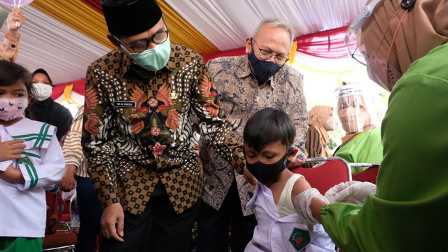 Bupati Temanggung Muhammad Al Khadziq meninjau vaksinasi anak di Puskesmas Bulu, Selasa (11/1/2022). Foto: ari/Tugu Jogja