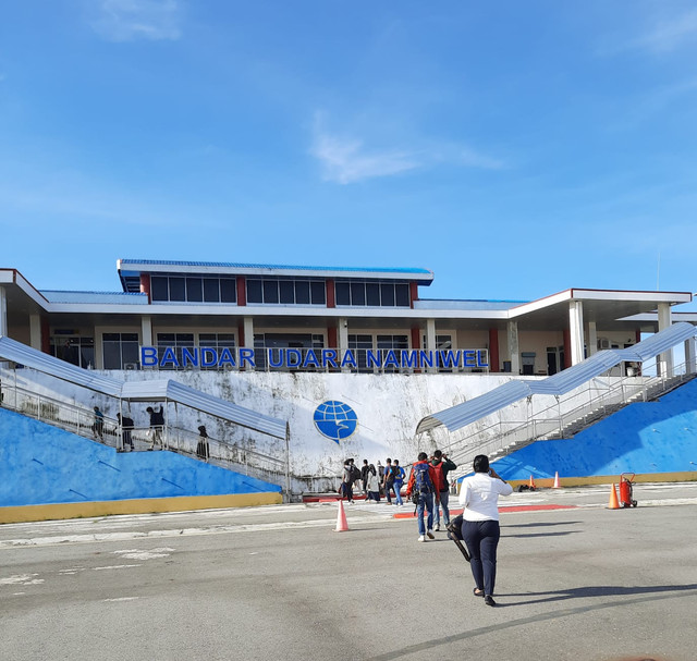 Bandar Udara Namniwel adalah bandar udara yang terletak di Kecamatan Namlea, Kabupaten Buru, Maluku. Sumber Foto: Hasil tangkapan sendiri.