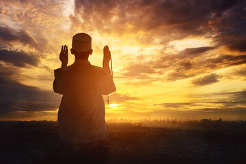 Berdoa. Foto: Adobe Stock