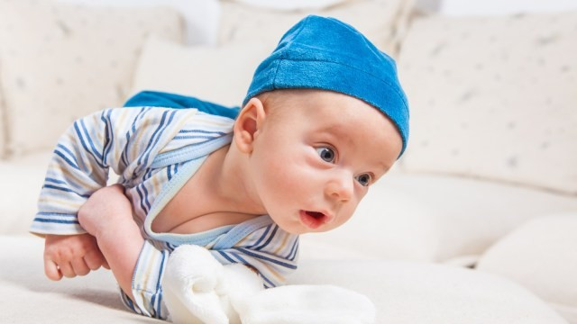 Ilustrasi stimulasi agar bayi cepat duduk dan merangkak. Foto: Shutterstock