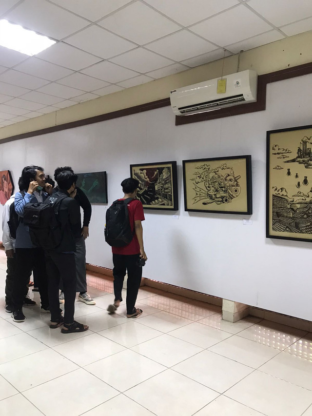 Para pengunjung di pameran ARTiFacts. Foto: Alek Sandra.