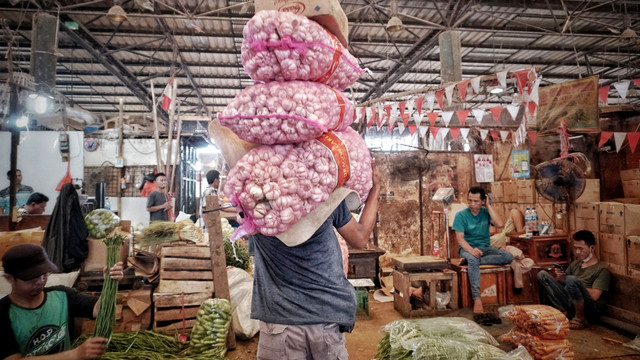 Aktivitas pedagang di Pasar Induk Kramat Jati, Jakarta Timur, Rabu (12/1/2022). Foto: Jamal Ramadhan/kumparan