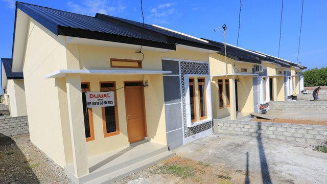 Pekerja menyelesaikan pembangunan perumahan. Foto: ANTARA FOTO/Syifa Yulinnas