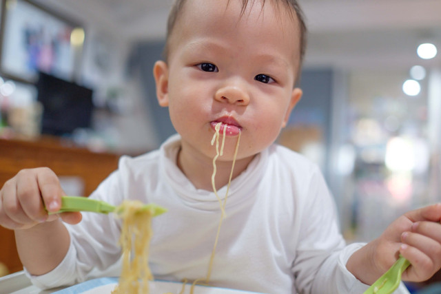 Ilustrasi resep MPASI 1 tahun omelet mie. Foto: Shutterstock