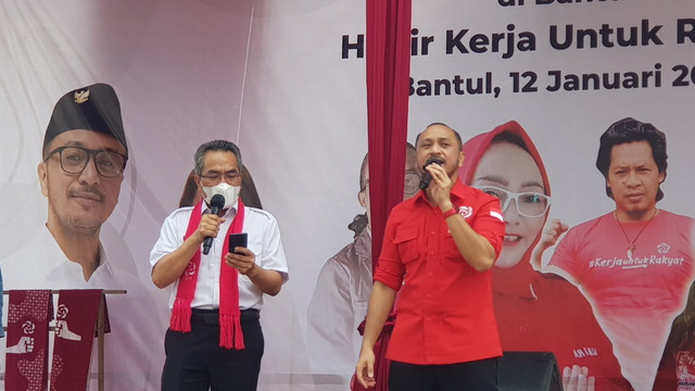 Bupati Bantul, Abdul Halim Muslih, dan Ketua Umum PSI, Giring Ganesha, duet lagu Laskar Pelangi, Rabu (12/1/2022). Foto: Birgita/Tugu Joga