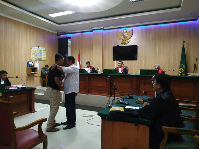 Anggota DPRD Maluku Utara, Wahda Z Imam, dan Polantas saling berpelukan di persidangan. Foto: Dede/TS