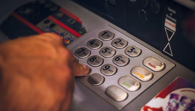 Ilustrasi cara mengambil uang di ATM BNI, sumber gambar: https://www.unsplash.com/