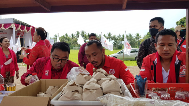 Ketua Umum PSI (Partai Solidaritas), Giring Ganesha (tengah) saat menikmati makanan di angkringan, Rabu (12/1/2022). Foto: Birgita/Tugu Jogja
