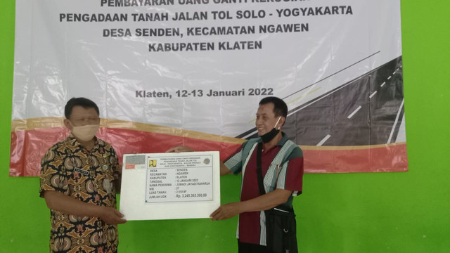 Penyerahan ganti rugi lahan terdampak pembangunan Tol Solo-Yogyakarta di GOR Desa Senden, Kecamatan Ngawen, Kabupaten Klaten, Rabu (12/01/2022). FOTO: Tara Wahyu