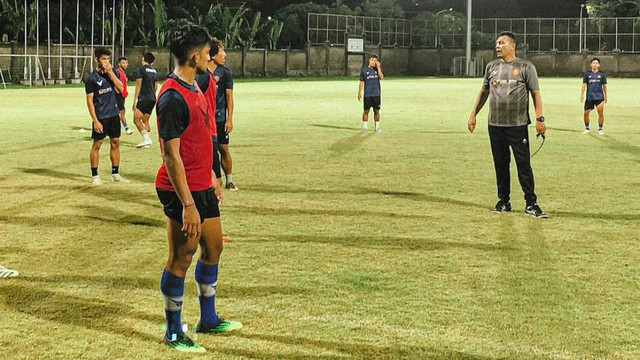 Pelatih Sergio Alexandre memimpin skuat Persiraja menjalani match official training di Stadion Kompyang Sujana, Cikarang, sebelum laga melawan PSIS Semarang di Liga 1 2021/22. Foto: Instagram/@persiraja_official