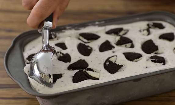 Ilustrasi Cara Membuat Es Krim Oreo. Foto: YouTube/The Cooking Foodie