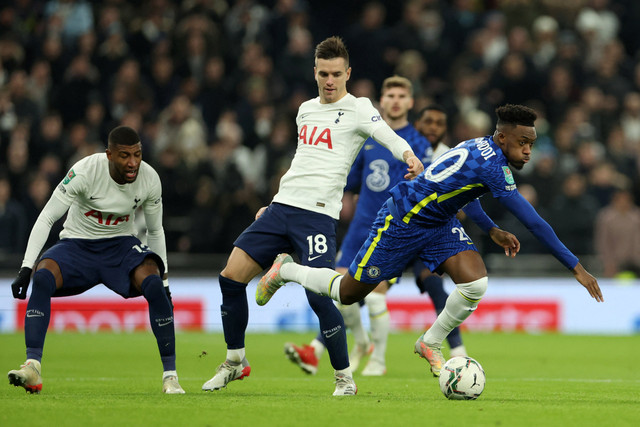 Pemain Chelsea Callum Hudson-Odoi berebut bola dengan pemain Tottenham Hotspur Giovani Lo Celso pada pertandingan leg kedua semifinal Piala Liga Inggris di Stadion Tottenham Hotspur, London, Inggris. Foto: Hannah McKay/REUTERS
