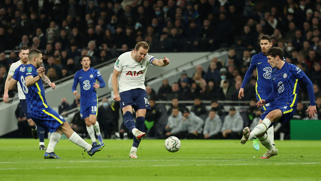 Pemain Tottenham Hotspur Harry Kane menendang bola ke araha gawang Chelsea pada pertandingan leg kedua semifinal Piala Liga Inggris di Stadion Tottenham Hotspur, London, Inggris. Foto: Hannah McKay/REUTERS