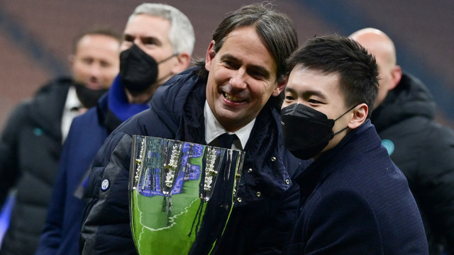 Pelatih Inter Milan Simone Inzaghi dan presiden Inter Milan Steven Zhang merayakanmerayakan gelar juara Piala Super Italia usai mengalahkan Juventus di San Siro, Milan, Italia. Foto: Miguel MEDINA / AFP