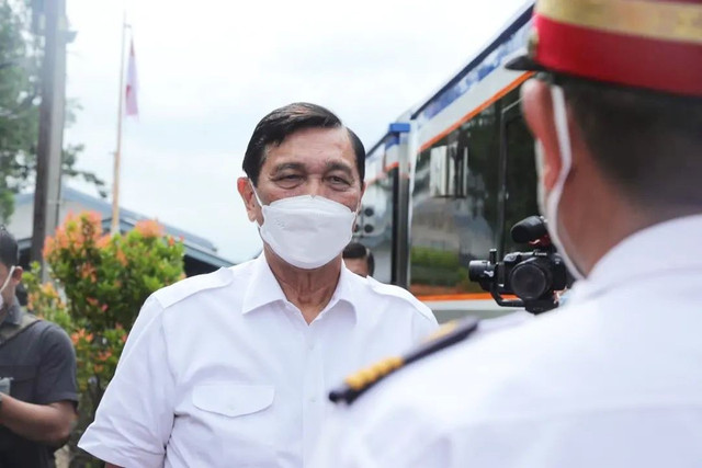 Menko Marves Luhut Binsar Pandjaitan meninjau terowongan kereta cepat. Foto: Instagram/@luhut.pandjaitan