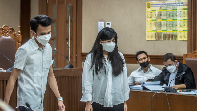 Saksi korban pengancaman Adam Deni (kiri) dan Saksi dari Jaksa Penuntut Umum Elsyana untuk terdakwa kasus pengancaman I Gede Ari Astina atau Jerinx SID (ketiga kiri) bersiap mengikuti persidangan di Pengadilan Negeri Jakarta Pusat, Rabu (12/1). Foto: Muhammad Adimaja/ANTARA FOTO