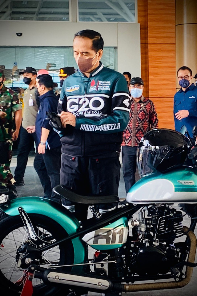 Presiden Joko Widodo bersiap mengendarai sepeda motor jenis Kawasaki W175 custom untuk meninjau perhelatan MotoGP 2022, di Kabupaten Lombok Tengah, NTB, Kamis (13/1/2022). Foto: Biro Pers Sekretariat Presiden