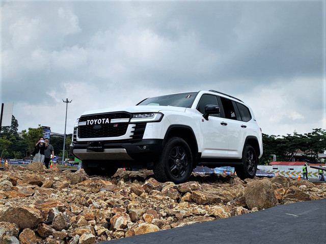Toyota Land Cruiser 300 GR Sport. Foto: Gesit Prayogi/kumparanOTO