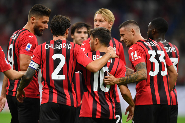 Selebrasi pemain AC Milan usai mencetak gol ke gawang  Cagliari pada pertandingan Liga Italia di San Siro, Milan, Italia. Foto: Daniele Mascolo/REUTERS