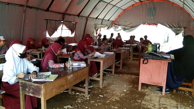 Siswa SD Inpres Simboro Mamuju masih belajar di bawah tenda darurat usai gempa 6,2 magnitudo, 15 Januari 2021. Foto: Awal Dion/SulbarKini