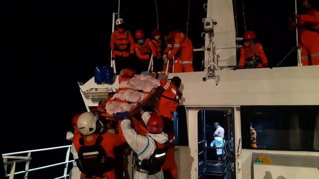 Tim Basarnas dan SAR Gabungan mengevakuasi ABK WN China yang mengalami kecelakaan kerja dari kapal kargo M/V Xin Hai Tong 21 di perairan Selat Benggala, Aceh Besar, Kamis (13/1). Foto: Dok. Basarnas Banda Aceh