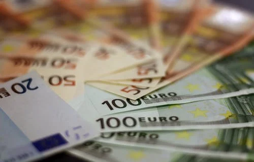 Uang adalah benda yang digunakan sebagai alat tukar setelah berakhirnya zaman barter. Foto; Pexels.com