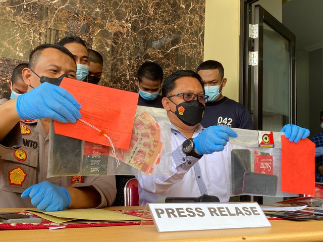 Direskrimum Polda Kalbar, Kombes Pol Aman Guntoro, menunjukkan barang bukti yang diamankan dari kasus prostitusi online. Foto: Teri/Hi!Pontianak