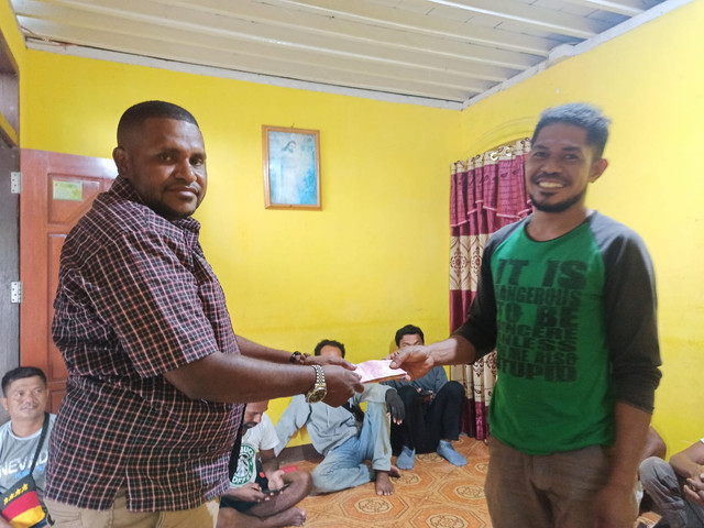 Penyerahan upah tukang tahap dua kepada penerima bantuan BSPS di Kampung Wernas