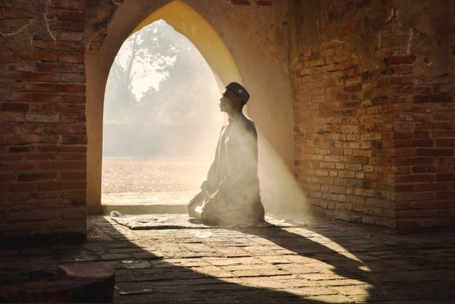 Ilustrasi laki-laki mengucapkan alhamudlillah ala kulli haal saat melihat hal yang tak disukai. Foto: freepik.com/nongsurachai