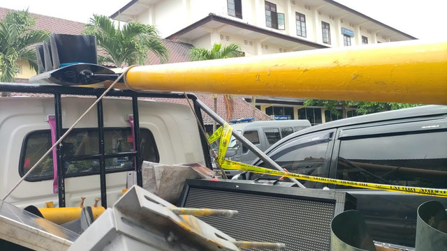 Seorang pria kedapatan mencuri lampu APILL (alat pemberi isyarat lalu lintas) di Yogyakarta ditangkap polisi. Foto: Arfiansyah Panji Purnandaru/kumparan