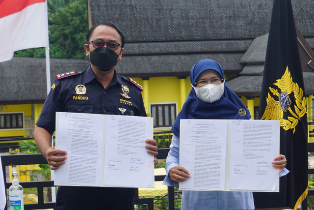 Kepala Kantor Pelayanan Pajak (KPP) Pratama Pangkalan Bun, Dahlia, bersama Kepala Kantor Pengawasan dan Pelayanan Bea dan Cukai (KPPBC) Pangkalan Bun, Pandhu Pratomo Surtianto, melaksanakan penandatanganan Keputusan Bersama Pembentukan Tim Pengawasan Bersama di gedung KPPBC Pangkalan Bun. Foto: IST