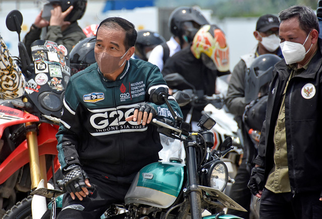 Presiden Joko Widodo mengendarai sepeda motor custom Kawasaki W175 bergaya chopper bobber di Jalan Bypass BIL-Mandalika, Desa Kuta, Kecamatan Pujut, Praya, Lombok Tengah, NTB, Kamis (13/1/2022). Foto: ANTARA FOTO/Ahmad Subaidi