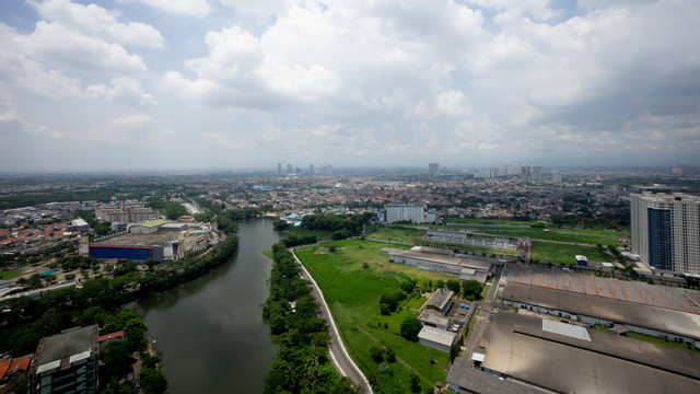 Potret udara suasana Kota Tangerang. Foto: Kenny Saputra/Getty Images