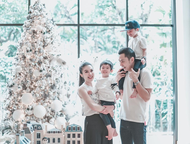 Keluarga Sandra Dewi. Foto: Instagram/sandradewi88
