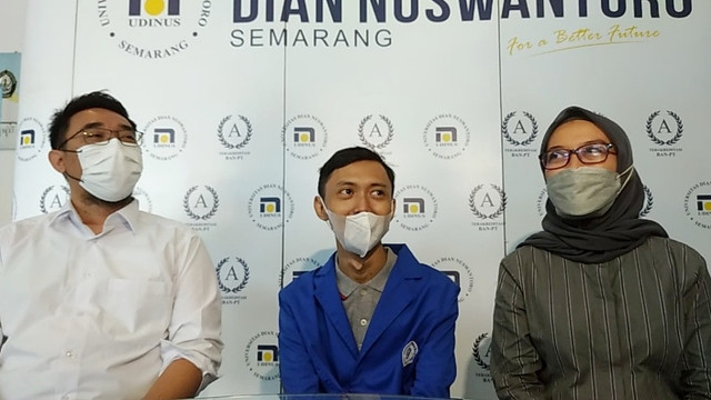 Sultan Gustaf AL Ghozali alias Ghozali Everyday didampingi Dekan Fakultas Ilmu Komputer (FIK) Udinus, Guruh Fajar Shidik Kaprogdi Animasi Udinus, Khafiizh Hastuti di Gedung Rektorat Udinus. Foto: Intan Alliva Khansa/kumparan
