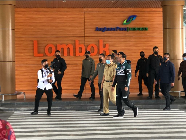 Presiden Jokowi Meninjau Bandara Lombok Jelang MotoGP 2022, Kamis (13/1).  Foto: Dok PT Angkasa Pura I (Persero)
