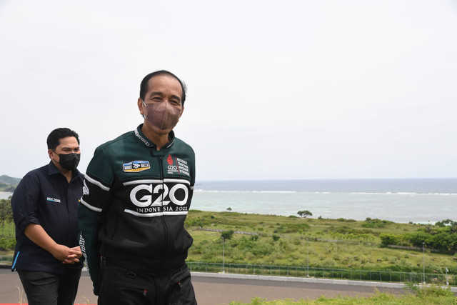 Jokowi dan Iriana nikmati Pemandangan dari Bukit 360 KEK Mandalika. Foto: Dok. Rusman - Biro Pers Sekretariat Presiden