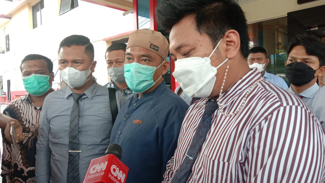 Coki didampingi pengacaranya saat usai diperiksa di Polda Sumut Foto: Dok. Istimewa